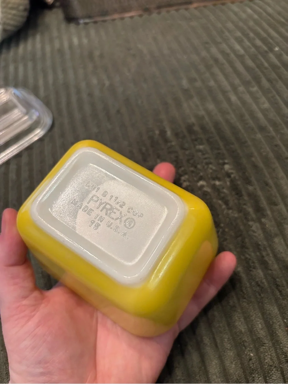 Pyrex vintage yellow